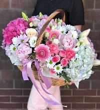 Цветочная композиция из Розы, Хризантемы, Пионы и Лизиантусы в корзине в Семено-Александровке