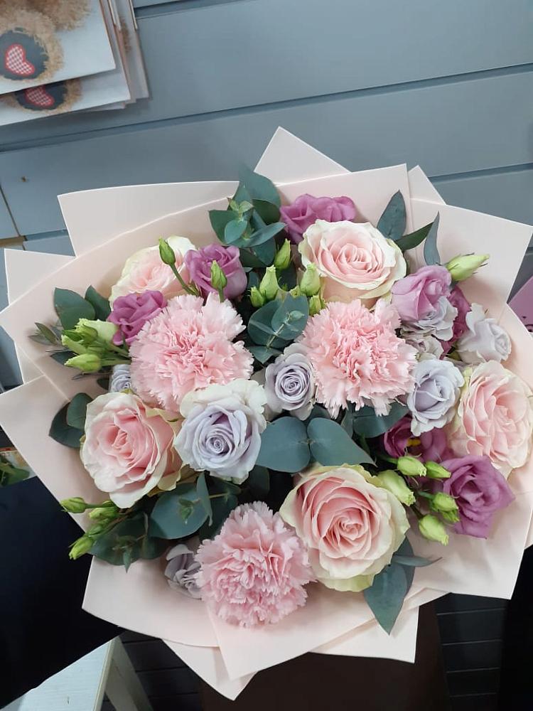 Букет цветов из: Розы, Гвоздики и Лизиантусы в Семено-Александровке